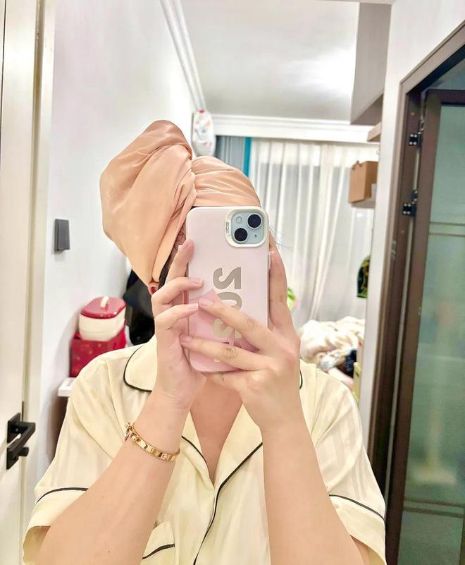 10分钟轻松养成女明星「绸缎发」新葡京洗完头自然风干还是吹干好？(图18)